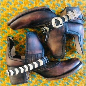 FREEBIRD by Steven LIKE NEW Blade MINT CONDITION worn once in the house only